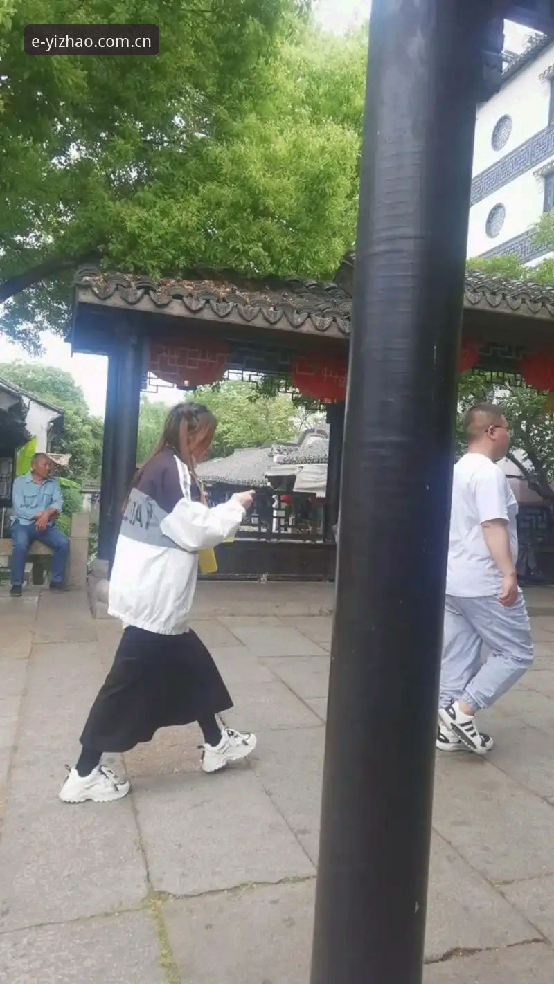 周四下午三点，我在咖啡厅碰见老朋友陈敏，他正对着手机屏幕皱眉头。问了一句才知道，他刚换了安卓手机，旧版亿兆体育网页版登录入口下载修复的页面找不到了，更新到一半卡在加载，大半夜想看场德甲直播硬是没看成——这种事听起来熟悉吗？很多用户私下问我，亿兆体育账号注册需要哪些信息，但真正困扰大家的其实不是注册门槛，而是登录环节那点“玄学”。好在2026版本把这块儿重新收拾了一遍，入口变了，操作逻辑也换了。这篇就跟大家聊点实在的：怎么装、怎么用、坑在哪。